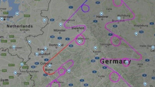 Ein Airbus A380 zeichnete mit seiner Flugroute einen Weihnachtsbaum über Deutschland. Bild: Twitter / Flightradar24