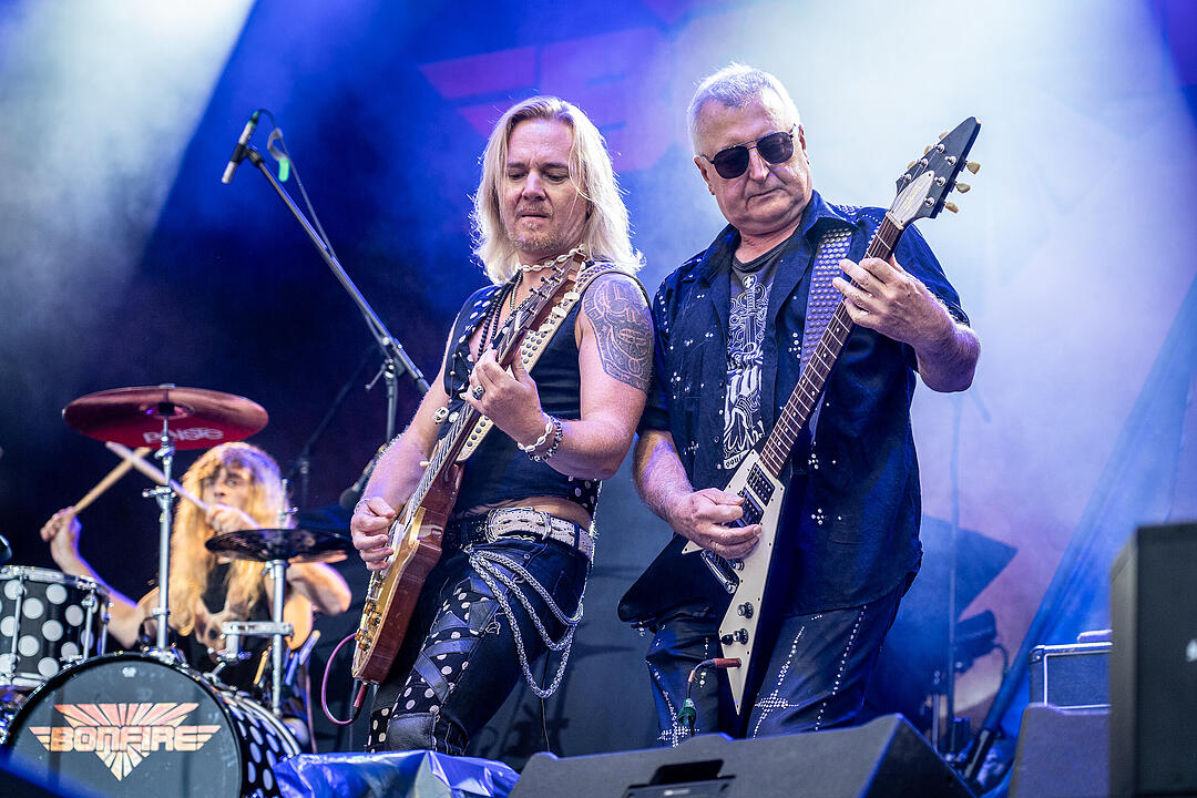 An die 2000 Besucher feierten die Rockmusik!