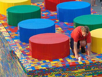 2005 wurde der erste Weltrekord mit dem größten Lego Stein aufgestellt (Archivbild). Er soll jetzt geknackt werden. Foto: Legoland