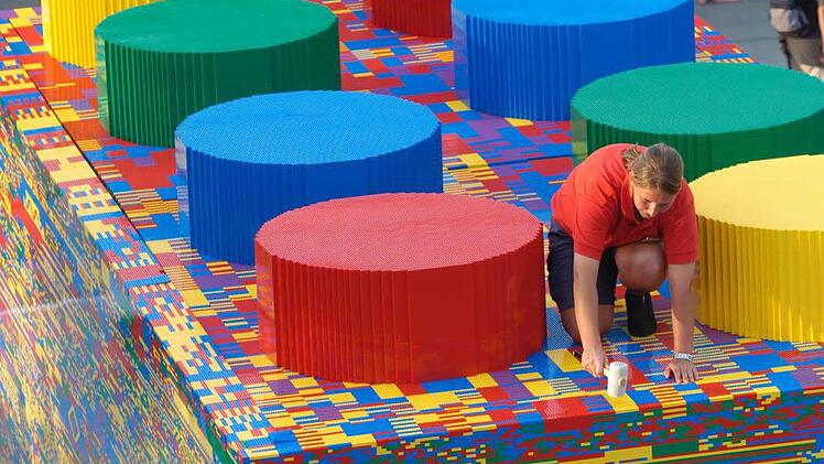 2005 wurde der erste Weltrekord mit dem größten Lego Stein aufgestellt (Archivbild). Er soll jetzt geknackt werden. Foto: Legoland