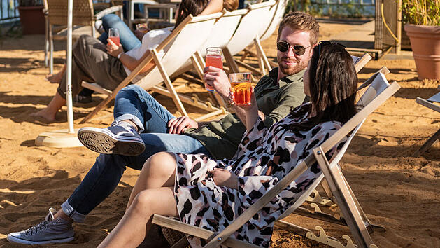 Am Mainzer Stadtstrand lässt es sich im Sommer herrlich entspannen.