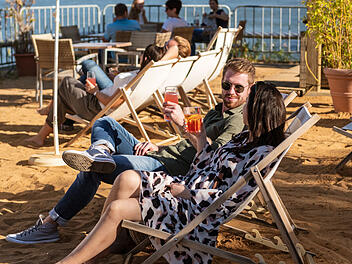 Am Mainzer Stadtstrand lässt es sich im Sommer herrlich entspannen.