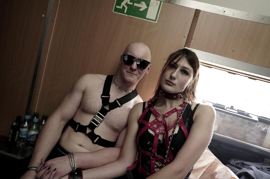 Party im Zug - Raver*innen tanzen zu Techno-Beats