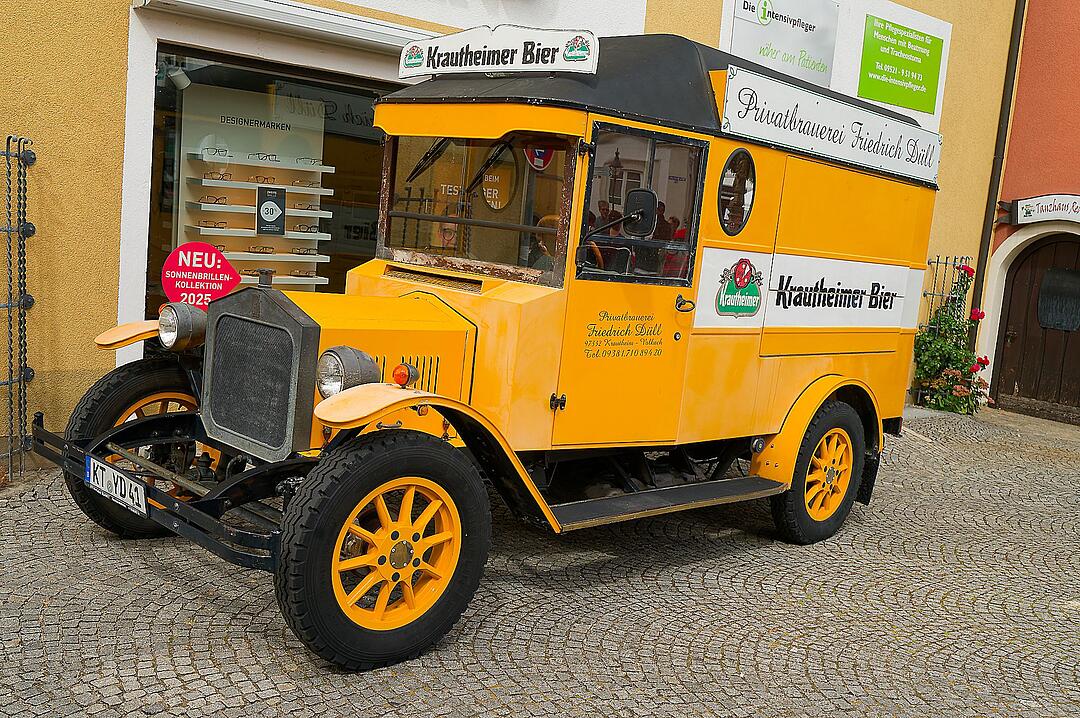 Historische Automobile und Motorräder