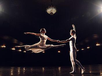 Ein Paar tanzt Ballett. Das kannst du auch!