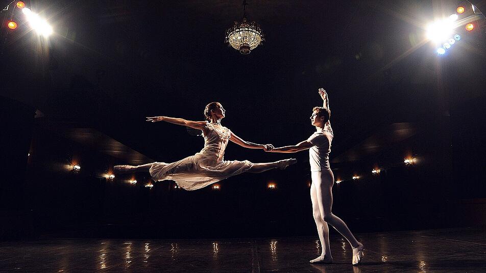Ein Paar tanzt Ballett. Das kannst du auch!