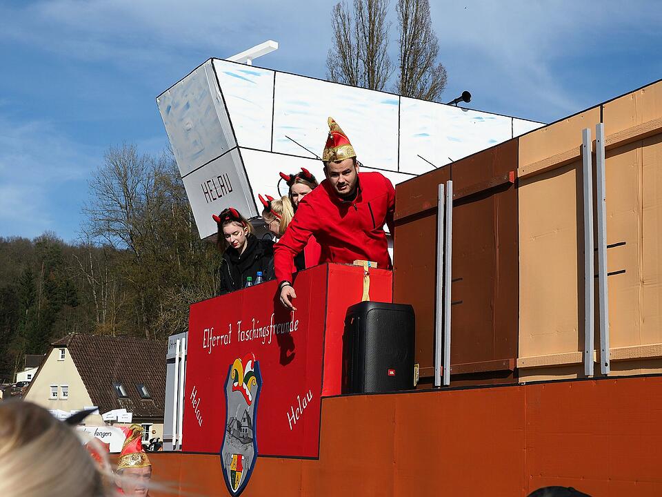 Buntes Faschingstreiben lockte tausende Besucher an.