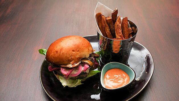 Auch Pastinaken-Pommes schmecken ganz wunderbar zu einem Burger.