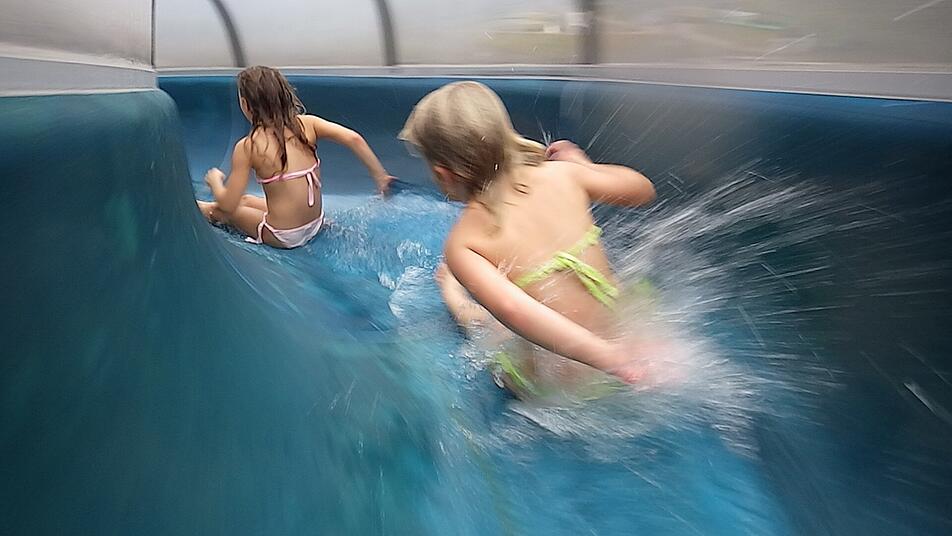 Die Wasserrutsche ist für alle Kinder ein großer Spaßfaktor.