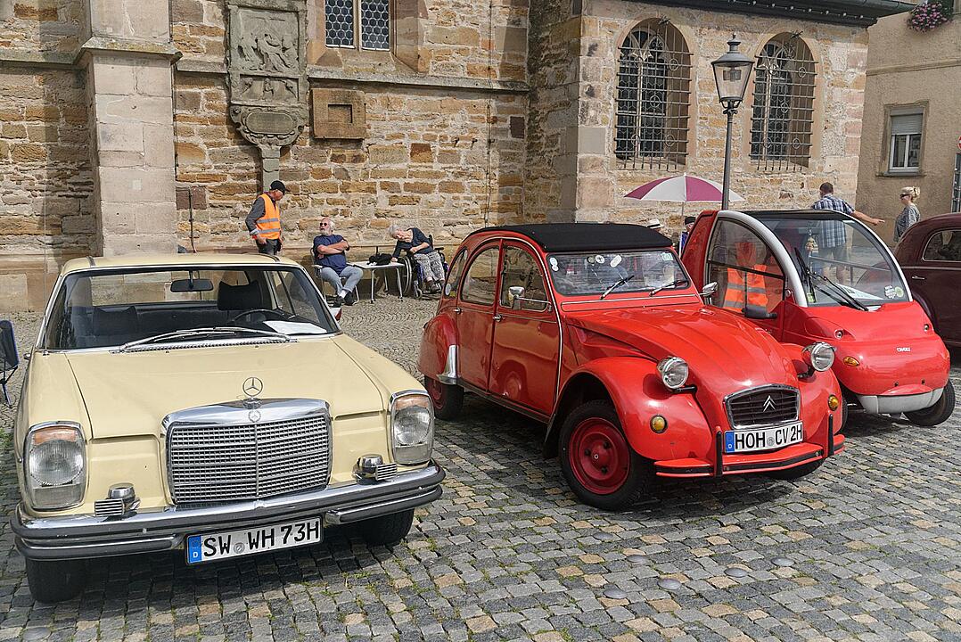 Historische Automobile und Motorräder