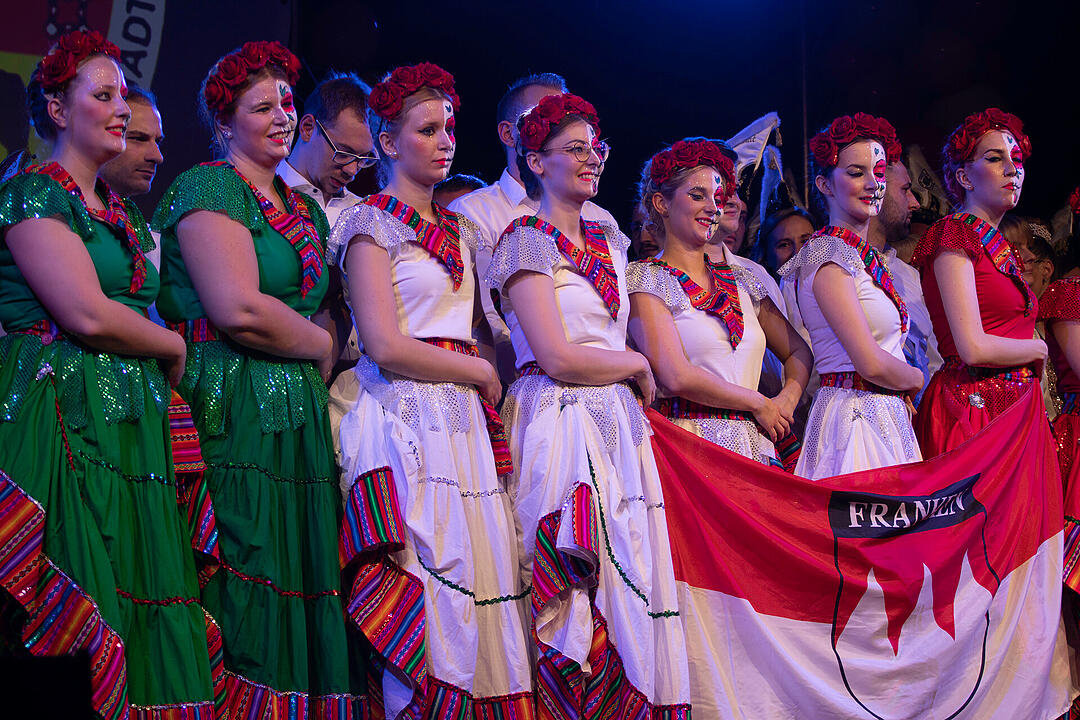 Viele Tanzgruppen, lustige Büttenreden und ein furioses Finale!