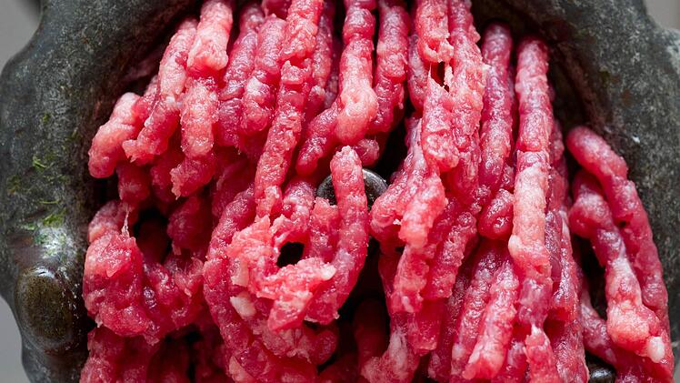 In einem Supermarkt bewarf ein Paar eine Kundin mit Hackfleisch. Symbolbild,  Foto: Patrick Pleul/dpa