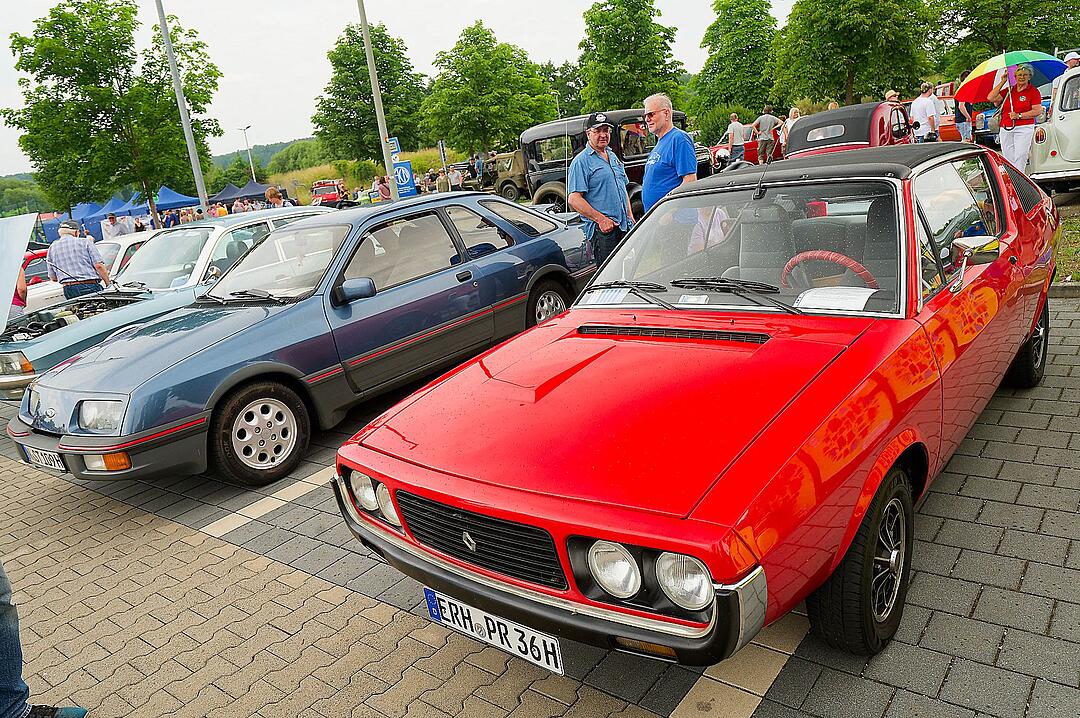 Autos, Motorräder, Mopeds und Traktoren gab es zu bewundern.