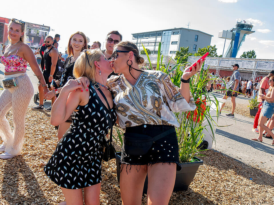 Mit internationalen und nationalen Live-Acts!
