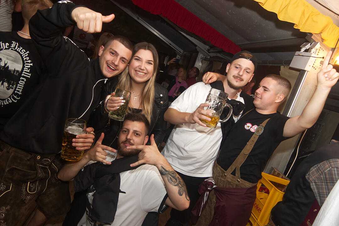 Die Partyband "Die Stodlrocker" spielten am Freitag zum Auftakt.