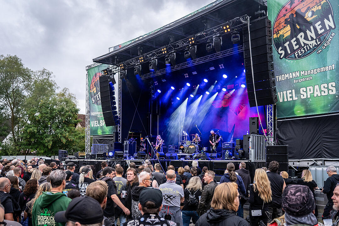 An die 2000 Besucher feierten die Rockmusik!