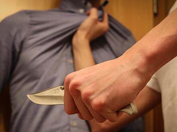 Mit einem Messer ist in Offenheim ein Sohn auf seinen 56-jährigen Vater losgegangen und verletzte ihn tödlich. Grund war anscheinend ein Familienstreit. Symbolfoto: Christopher Schulz
