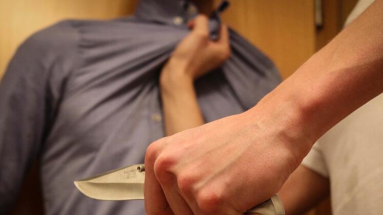 Mit einem Messer ist in Offenheim ein Sohn auf seinen 56-jährigen Vater losgegangen und verletzte ihn tödlich. Grund war anscheinend ein Familienstreit. Symbolfoto: Christopher Schulz