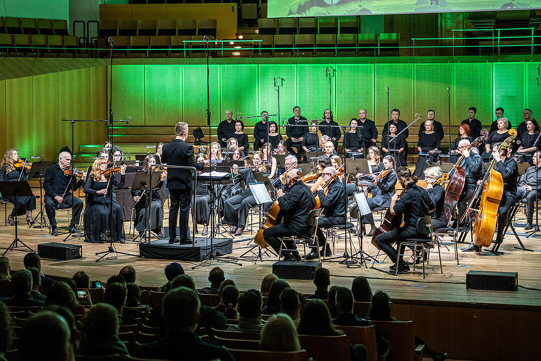 Großes Orchester, Solisten und Sänger!