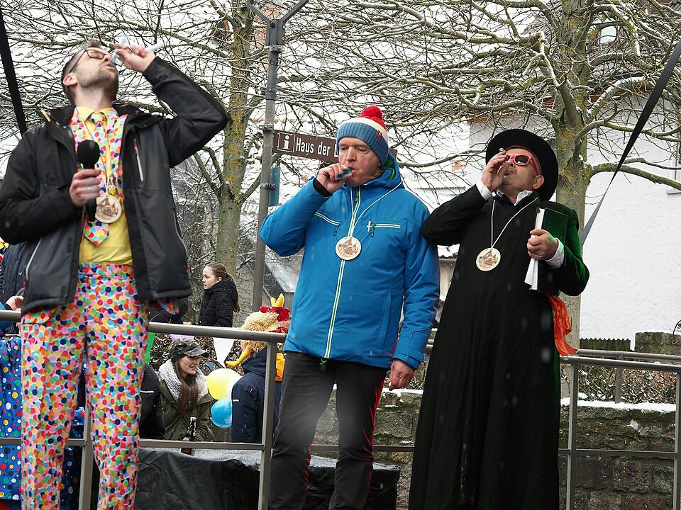 Tausende Besucher beim traditionellen Maskenumzug