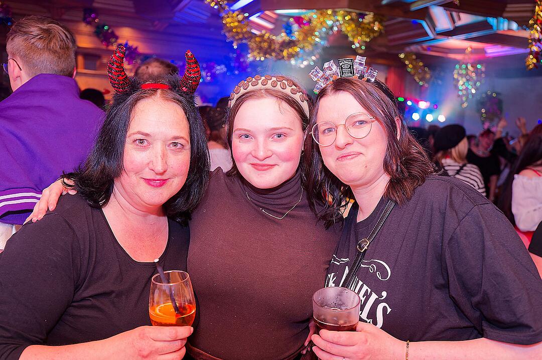 Drei Männerballetts, Musik von DJ Asti und vieles mehr gab es beim Weiberfasching!