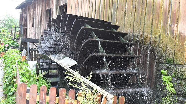 Am Sägewerk der Familie Partheymüller läuft ein Wasserrad an der Rodach. Foto: Ronald Rinklef