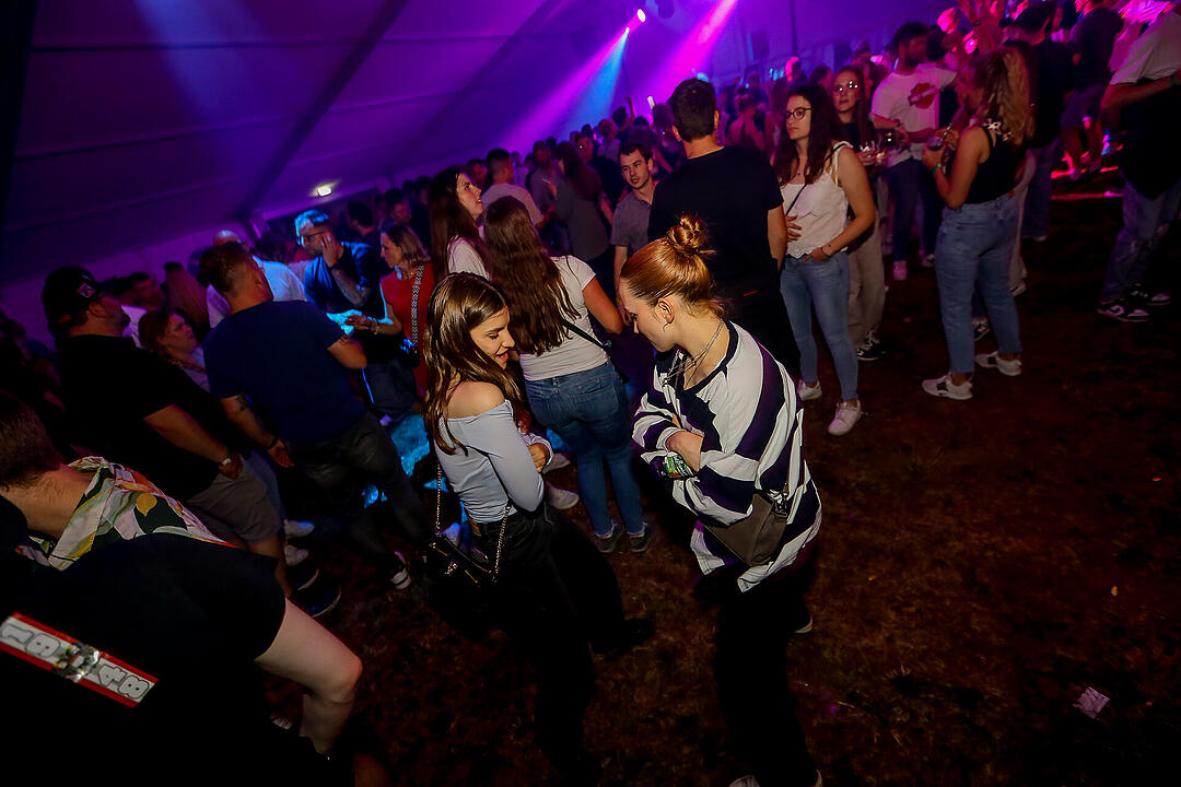 Partyzeltdorf mit 5 Areas!
