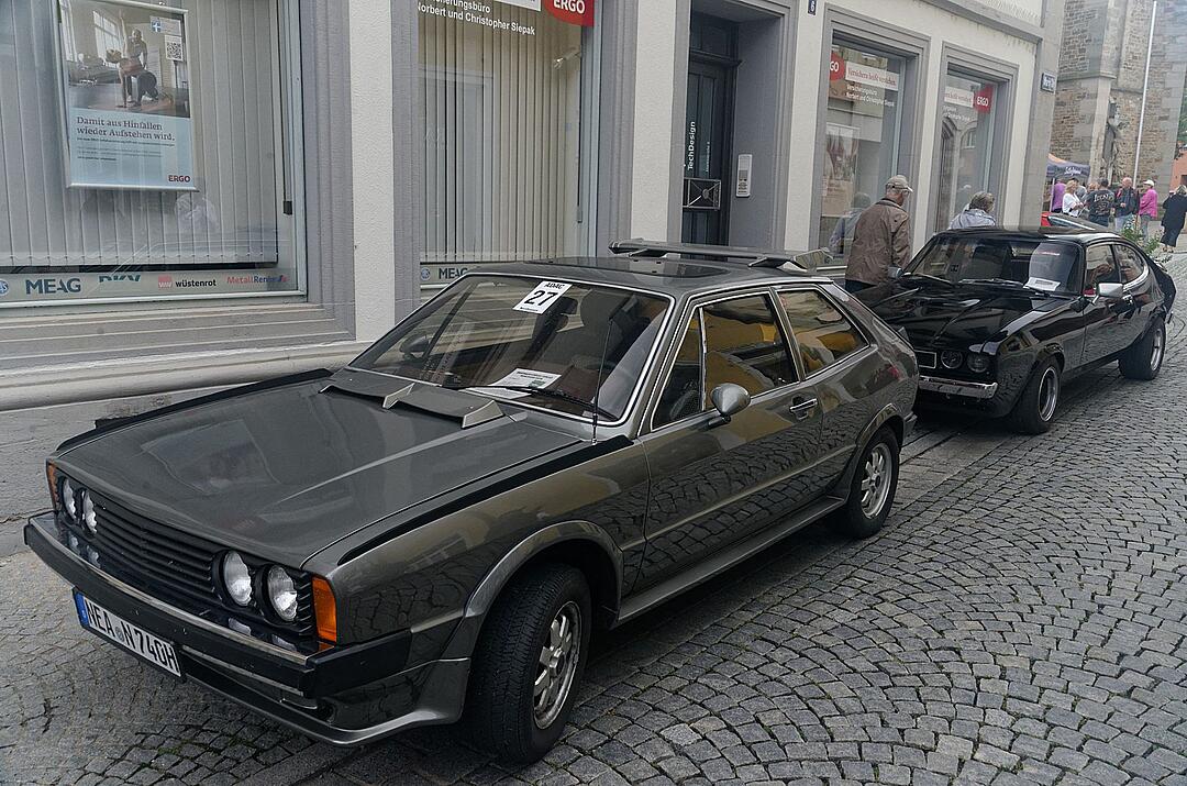 Historische Automobile und Motorräder