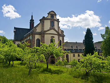 Vor der barocken Kirche des Klosters Himmerod stehen die Apfelbäume der ehrwürdigen Abtei.