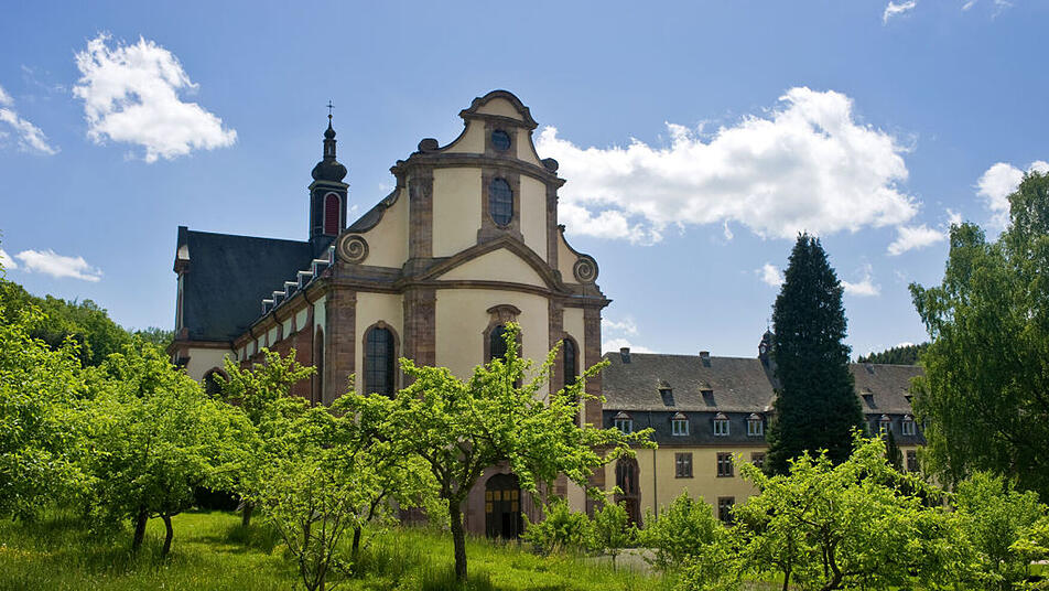 Vor der barocken Kirche des Klosters Himmerod stehen die Apfelbäume der ehrwürdigen Abtei.