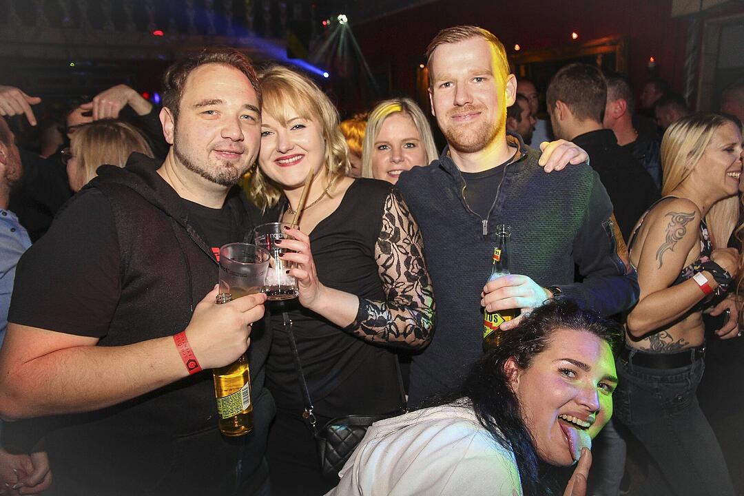 Volles Haus, erwachsene Partypeople und eine ausgelassene Feier!