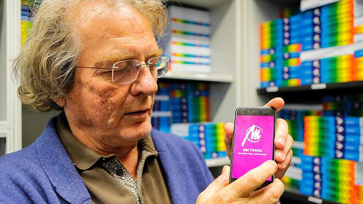 Michael Müller ist stolz auf  die digital abrufbaren Reiseführer.   Sie enthalten alle Infos aus den gedruckten Büchern und können offline genutzt werden.  Foto: Matthias Hoch