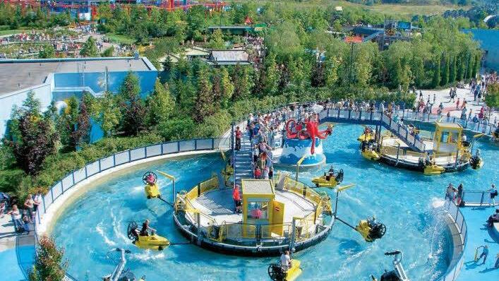 Bei den Wasserattraktionen rangeln Eltern und Kinder gern um die besten Plätze. Foto: Legoland Deutschland