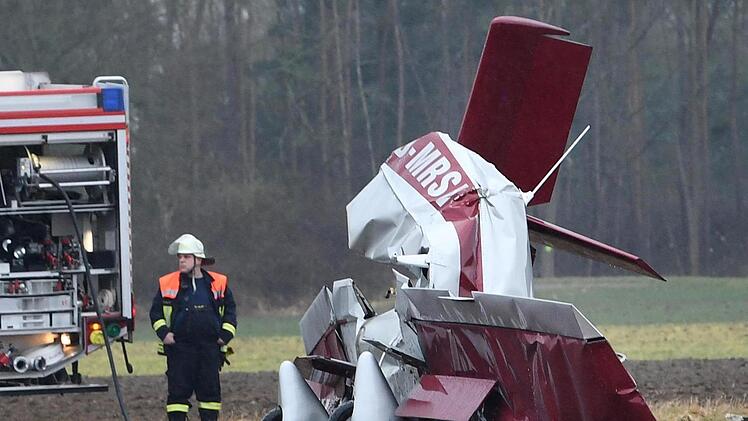Ein abgestürztes Propellerflugzeug liegt auf einem Feld neben einem Feuerwehrwagen. Bei dem Unfall, der sich westlich der Autobahn 5 ereignete, sind nach Angaben eines Polizeisprechers zwei Menschen ums Leben gekommen. Foto: Juergen Strieder/Sueddeutschen Mediengesellschaft/dpa