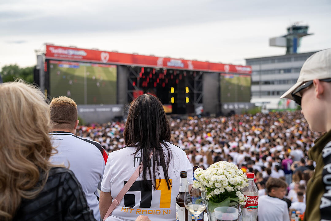Fans schauen das EM-Viertelfinale zwischen Duetschland und Spanien in Nürnberg