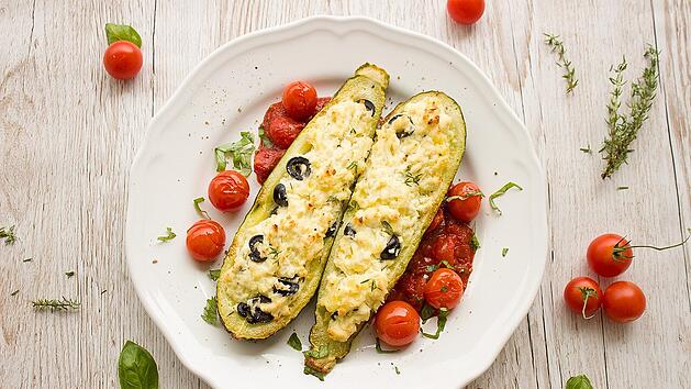 Überbackene Zucchini-Schiffchen sehen nicht nur toll aus, sie sind auch wahnsinnig lecker.