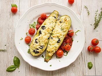 Überbackene Zucchini-Schiffchen sehen nicht nur toll aus, sie sind auch wahnsinnig lecker.