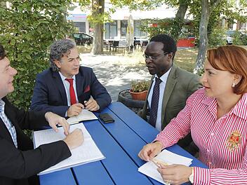 Die Vertreter im BZI-Vorstand (von links Layos Fischer, Memet Kiliç, Michael Allimadi und Galina Ortmann) haben u.a. ungarische, türkische, ugandische und galizische Wurzeln. Sie eint die Arbeit an der Integration der ausländischen Mitbürger in unsere Gesellschaft. Foto: Klaus Angerstein