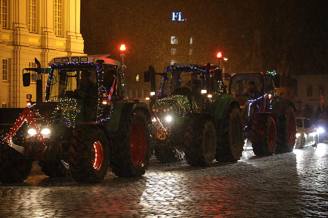 Weihnachtliche Lichterfahrt: Dutzende beleuchtete Traktoren fahren durch Ansbach