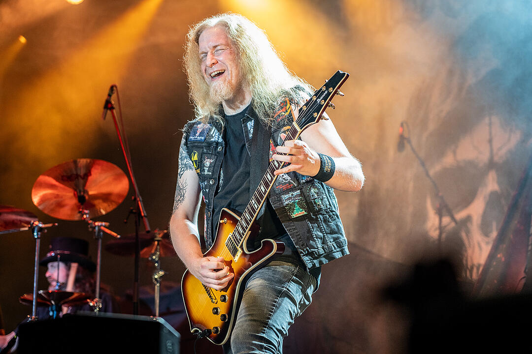 An die 2000 Besucher feierten die Rockmusik!