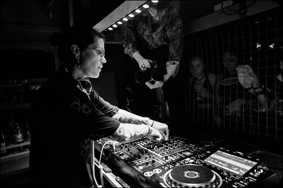 Hard Techno und Trance in drei verschiedenen Party-Waggons!