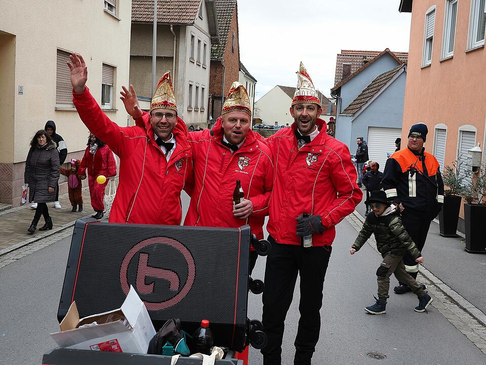 Mit vielen Fuß- und Musikgruppen