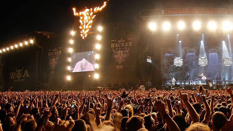 Aus Sicherheitsgründen untersagt das Wacken Open Air in diesem Jahr Rucksäcke und Taschen auf dem Festivalgelände. Foto: Axel Heimken/dpa