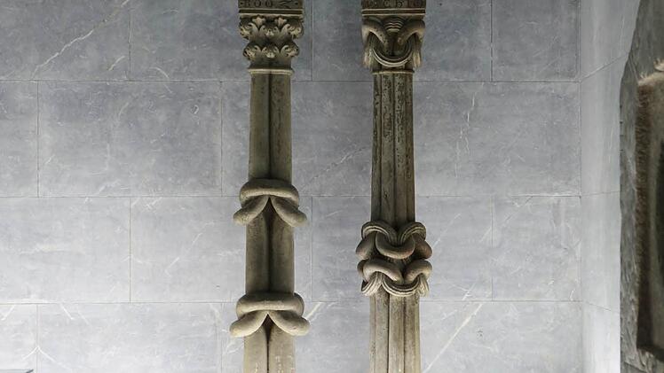 Ein Blick in den Raum der Dombau-Geschichte mit historischen Fundstücken.