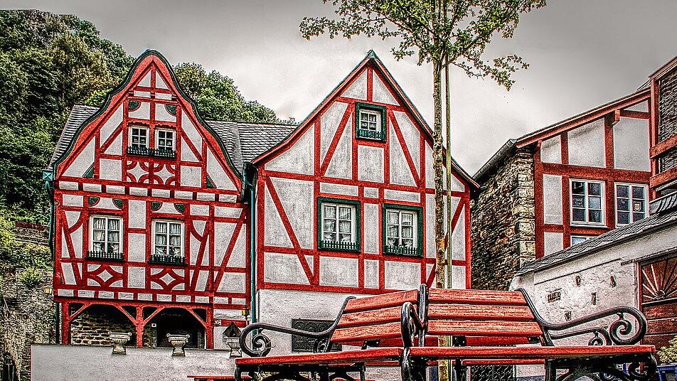 Fachwerkhäuser kannst du dir an der Moselschieferstraße anschauen.