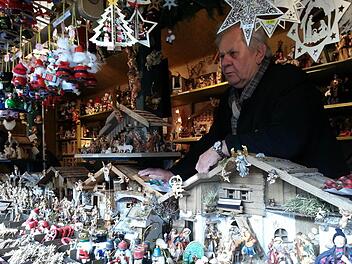 Josef Kraus hinter seinen Krippen und Nussknackern. Letztes Jahr wurde der Stand zum schönsten in Nürnberg gekürt.  Foto: K.Angerstein