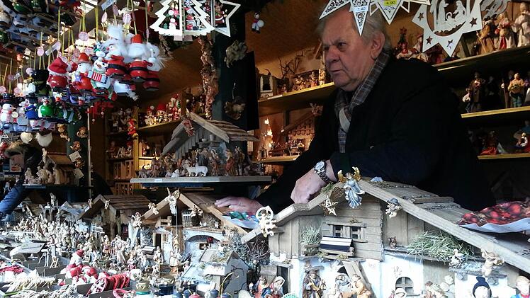 Josef Kraus hinter seinen Krippen und Nussknackern. Letztes Jahr wurde der Stand zum schönsten in Nürnberg gekürt.  Foto: K.Angerstein
