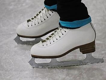 Schlittschuhlaufen ist eine beliebte Winteraktivität