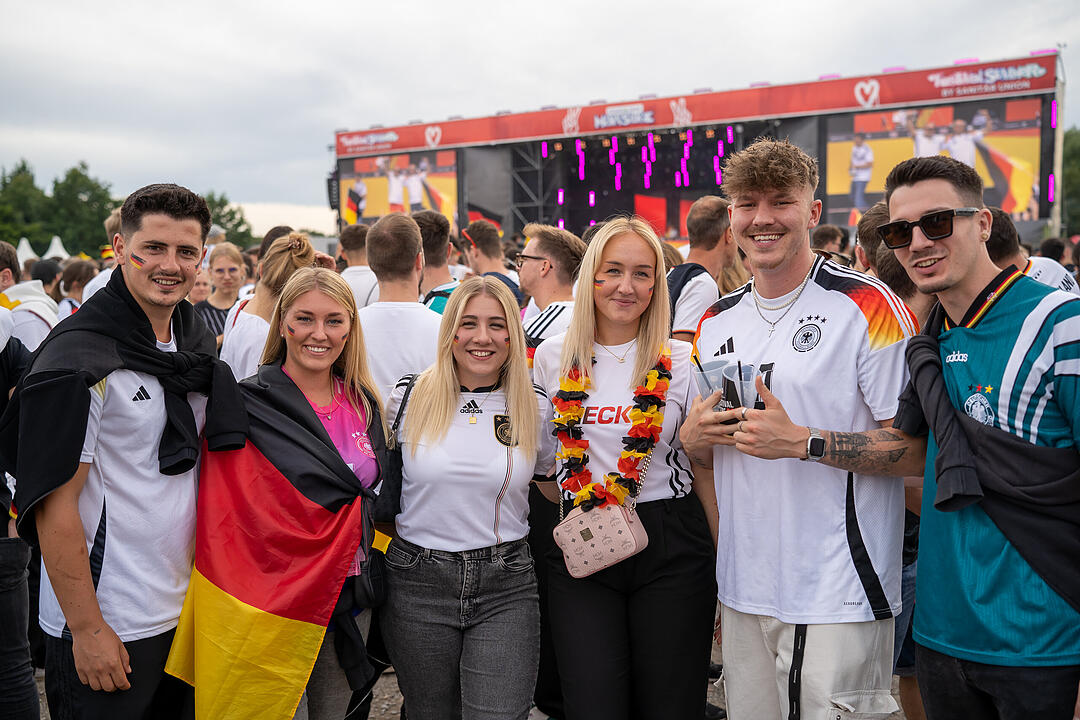 Fans schauen das EM-Viertelfinale zwischen Duetschland und Spanien in Nürnberg