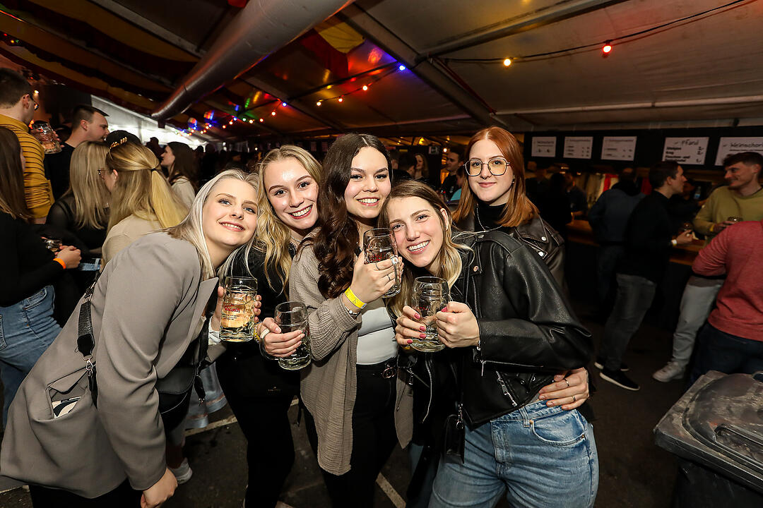 Beste Stimmung beim traditionsreichen Zeltweinfest an der Mainschleife!